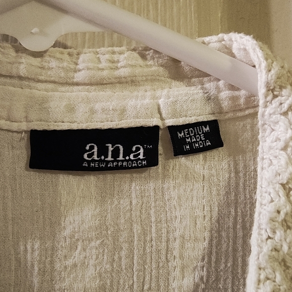 A n.a. Cream Sleeveless Button Down Shirt with Mandarin Collar - Picture 2 of 3